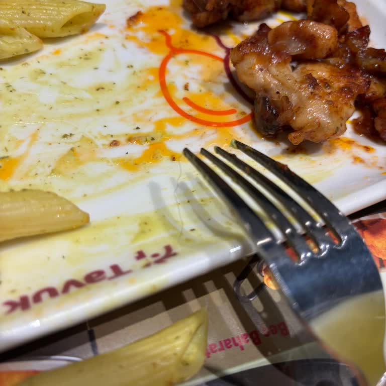 Tavuk Dünyası'nda Hijyen Sorunu: Yemeğimden Kıl Çıktı!