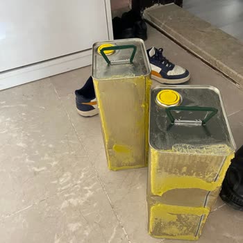 Delinmiş Zeytinyağı Tenekesi Ve İlgisiz Kargo Hizmeti