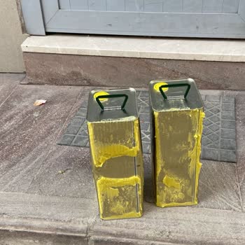 Delinmiş Zeytinyağı Tenekesi Ve İlgisiz Kargo Hizmeti