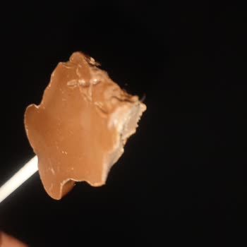 Çikolatadan Çıkan Şok Edici Tırnak!