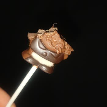 Çikolatadan Çıkan Şok Edici Tırnak!