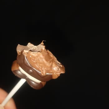 Çikolatadan Çıkan Şok Edici Tırnak!