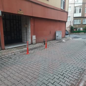 Üsküdar'da Bina Önüne Konulan Dubalar Ve Belediye İlgisizliği