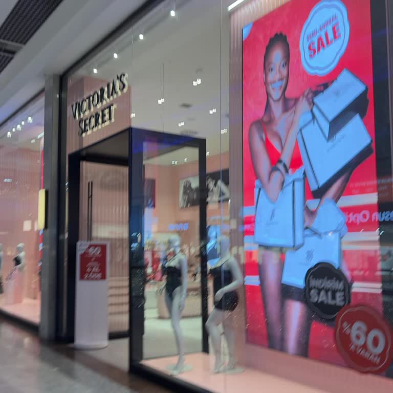 Victoria's Secret Mağazasında Tacizkâr Kapanış Tavırları