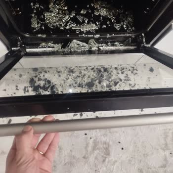 Simfer Fırın Camı Patladı