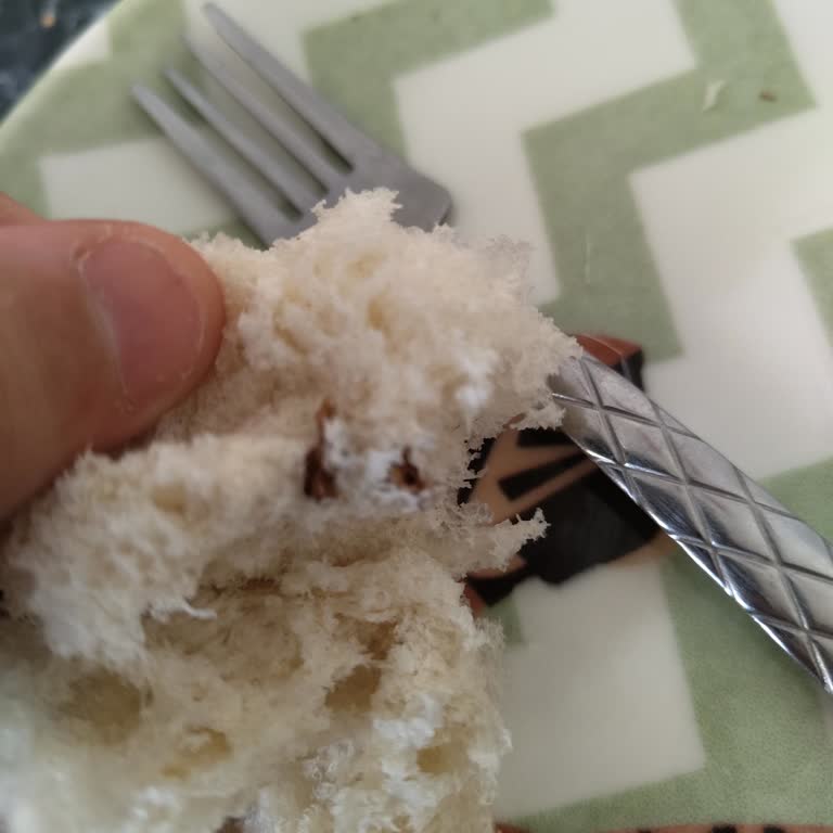 Ekmekteki Sert Cisimle Şok Oldum