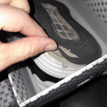 Bir Yıl Dolmadan Çöpe Giden Ayakkabı