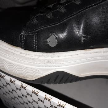 Bir Yıl Dolmadan Çöpe Giden Ayakkabı