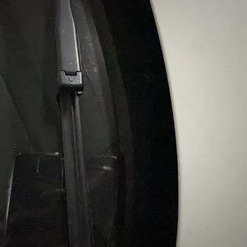 BMW'nin Kalitesine Yakışmayan Ön Cam Izgarası Sorunu
