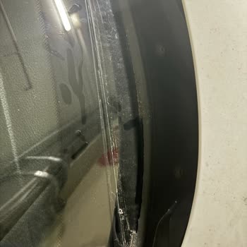 BMW'nin Kalitesine Yakışmayan Ön Cam Izgarası Sorunu