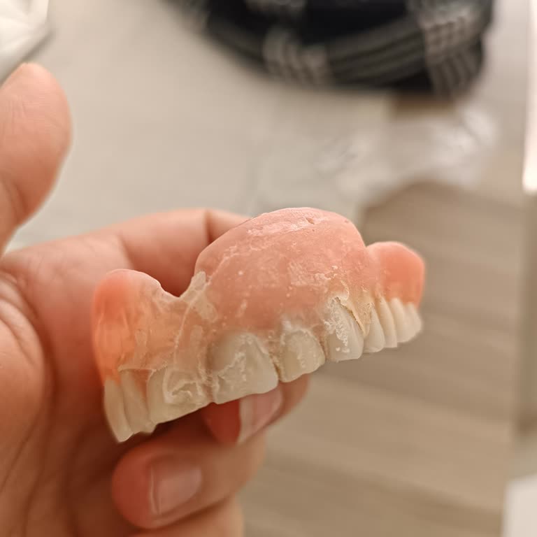 Kırık Protez Diş Ve Aşağılayıcı Tavır