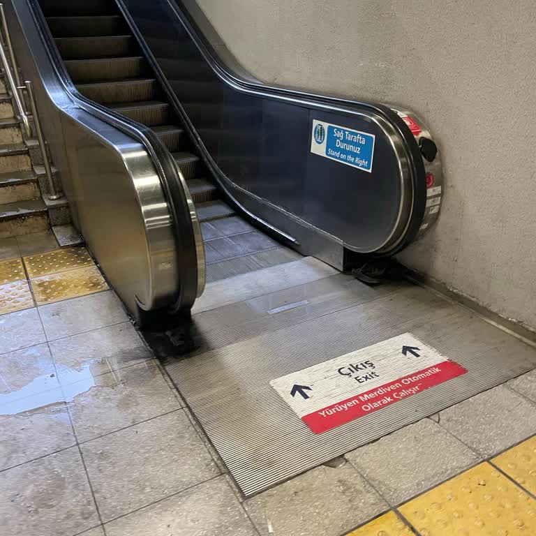 Üçyüzlü Metro İstasyonu'nda Sürekli Bozulan Yürüyen Merdivenler
