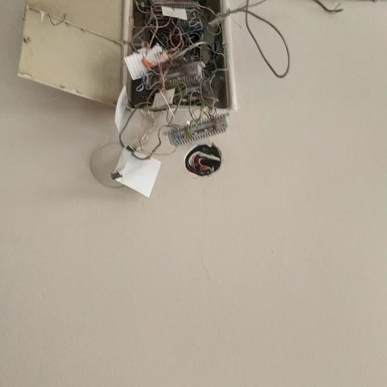 Düzensiz Telefon Hattı Kabloları Ve İhmal Edilen Bakım