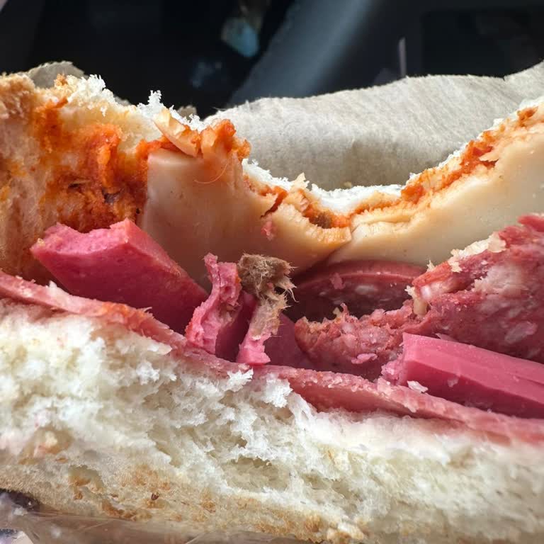 Gloria Jeans'te Sağlık Tehlikesi: Çürümüş Etli Tost