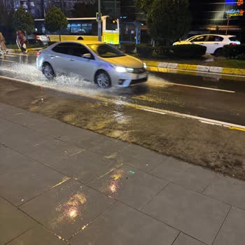 Sancaktepe'de Yağmurlu Günlerde Kaldırım Mağduriyeti
