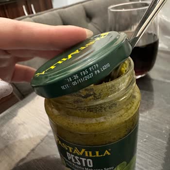 Pastavilla Makarna Sosunda Şok Edici Tüyler!