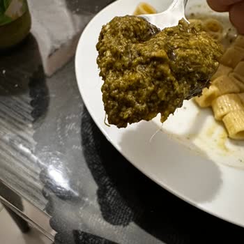 Pastavilla Makarna Sosunda Şok Edici Tüyler!