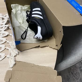 Adidas'tan Aldığım Ürün Defolu Ve Kutusu Parçalanmış Geldi