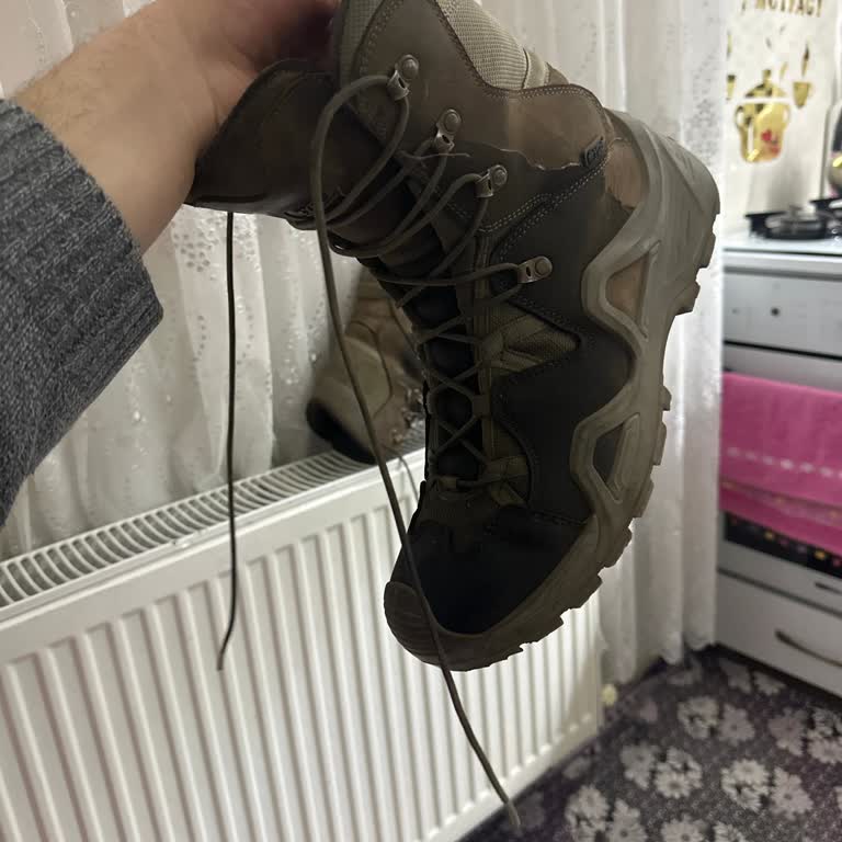 YDS Boots  Botları: Beklenmedik Su Geçirme Sorunu