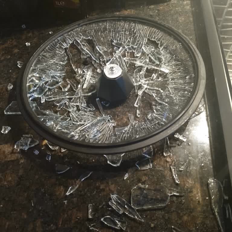 Karaca Züccaciye Tencerenin Kapağı Patladı!