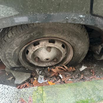 Bahçelievler'de Sekiz Yıldır Kaldırılamayan Hurda Araç