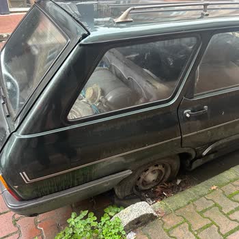 Bahçelievler'de Sekiz Yıldır Kaldırılamayan Hurda Araç