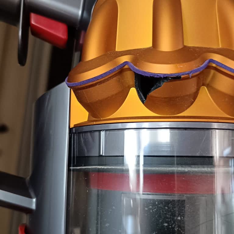 Dyson Süpürge Gövdesi Çatladı Ve Müşteri Hizmetleri İlgisiz Kaldı