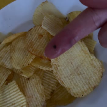 Cips Paketinden Çıkan Taş Dişimi Kırdı!
