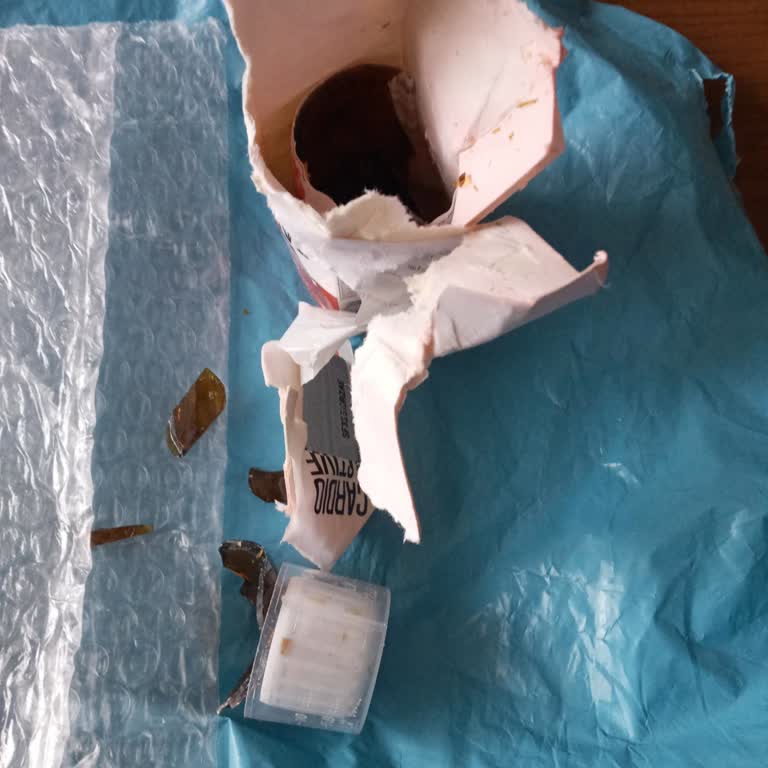 Stella Kozmetik Ve Gıda Limited Şirketi Aldığım Ürün Kırık Çıktı Muhatap Bulamıyorum!