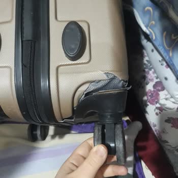 Valizlerin Tekerlekleri Kırık Teslim Edildi