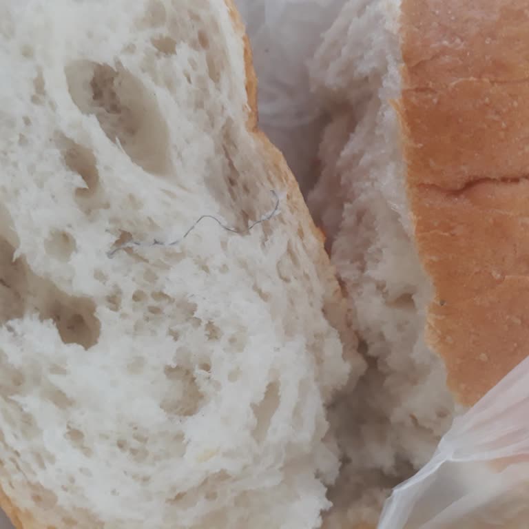 Migros Market'ten Alınan Ekmeğin İçinden Tel Çıktı!