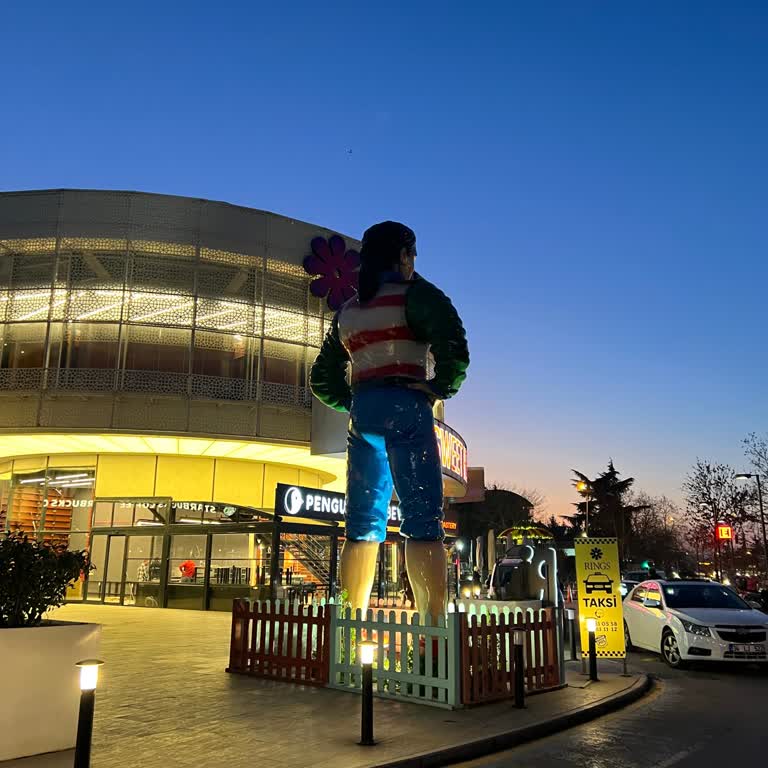 Tehlike Saçan Heykel: Rings AVM Önündeki Risk