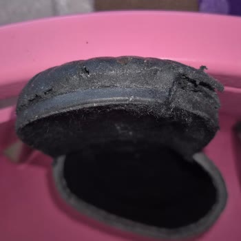 Gezer Terliklerde Hayal Kırıklığı: 2 Haftada Parçalanan Tabanlar