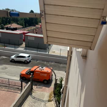 Apartman Çıkışını Engelleyen Migros Araçları