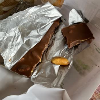 Çikolatadan Çıkan Kabuklu Fıstık Dişimi Kırdı