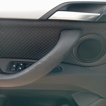 BMW X1 Kapı Kolu Kaplaması Eriyor: Beklenmedik Bir Sorun