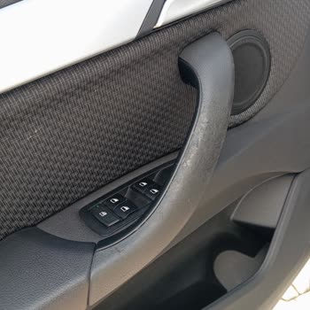 BMW X1 Kapı Kolu Kaplaması Eriyor: Beklenmedik Bir Sorun