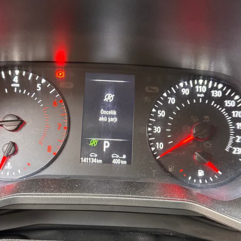 Renault Clio'da Sürekli 'Öncelik Akü Şarjı' Uyarısı