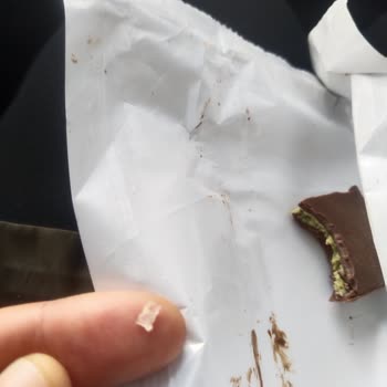 Ülker Çikolatasından Çıkan Sert Cisim Şoku