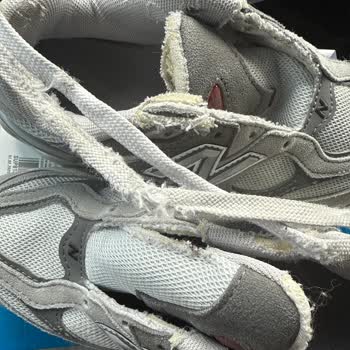 New Balance Ayakkabının Dikiş Problemi