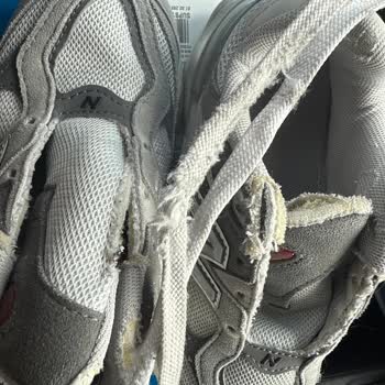 New Balance Ayakkabının Dikiş Problemi