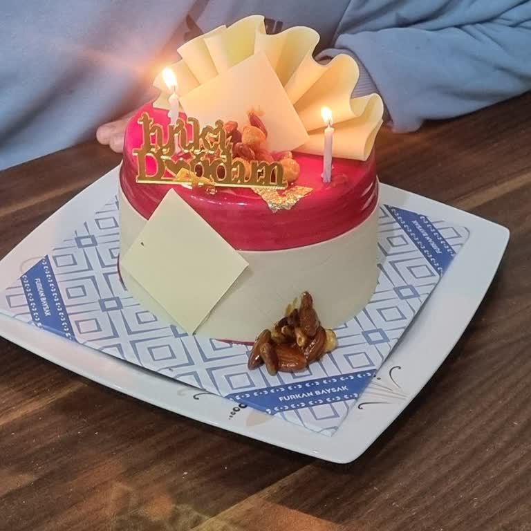 Furkan Baysak Pastaneleri Bozuk Pasta İle Sağlık Tehlikesi