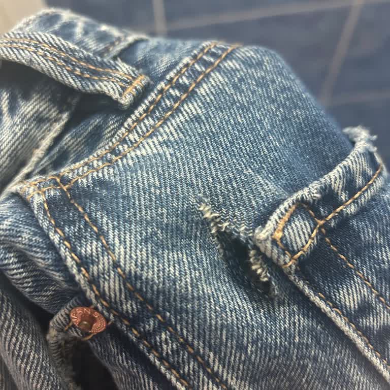 Rasgadura en pantalón Stradivarius tras 5 usos