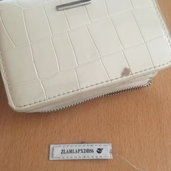 Cartera Bershka, producto entregado con alarma