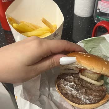 Beklemiş Yağda Gelen Patatesler Ve Eksik Malzemeler