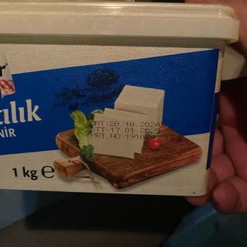 Tarihi Geçmiş Ürün Satışı Ve İlgisiz Mağaza Personeli