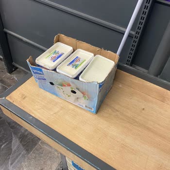 Tarihi Geçmiş Ürün Satışı Ve İlgisiz Mağaza Personeli