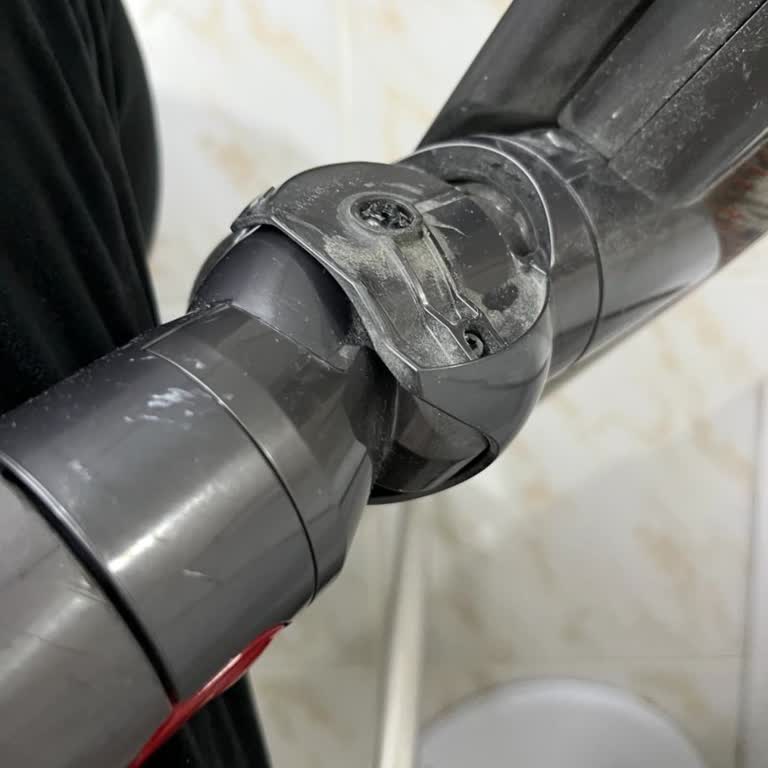 Dyson Servisinde Tekerlek Ve Boru Sorunu