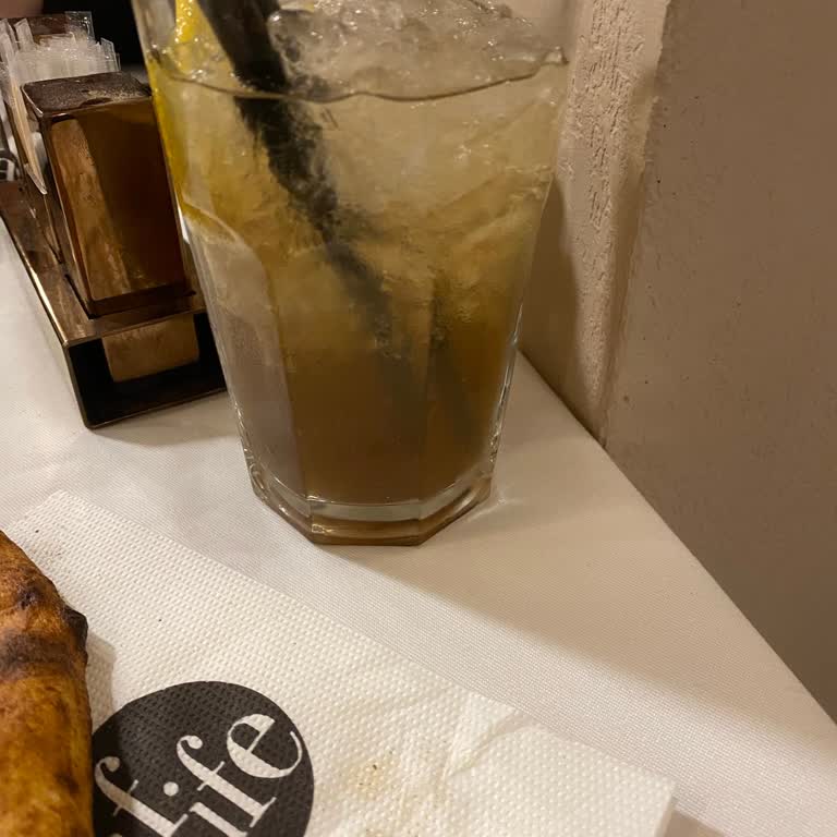 Afife Aşk Restoran Garsonun İlgisizliği Ve Umursamaz Tavrı!