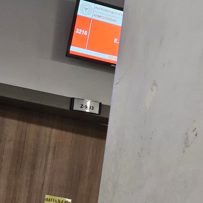 Acil Serviste Bekleyen Hasta İsyanı